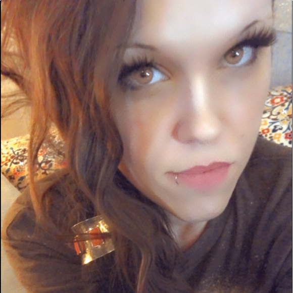 Meet your Posher, Caitlin - Picture 7 of 9